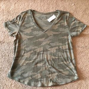 ✨flash sale✨ camouflage american eagle t-shirt tee